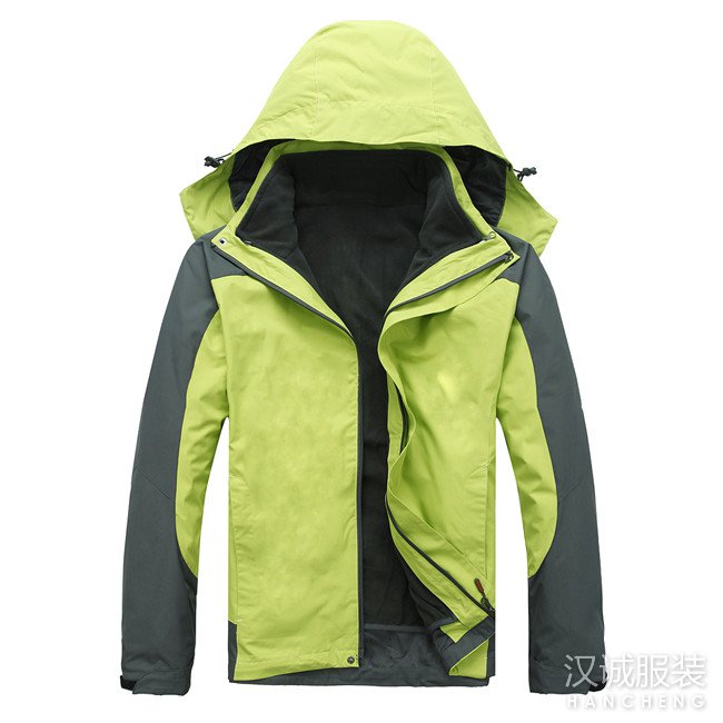 果绿色两件套冲锋衣